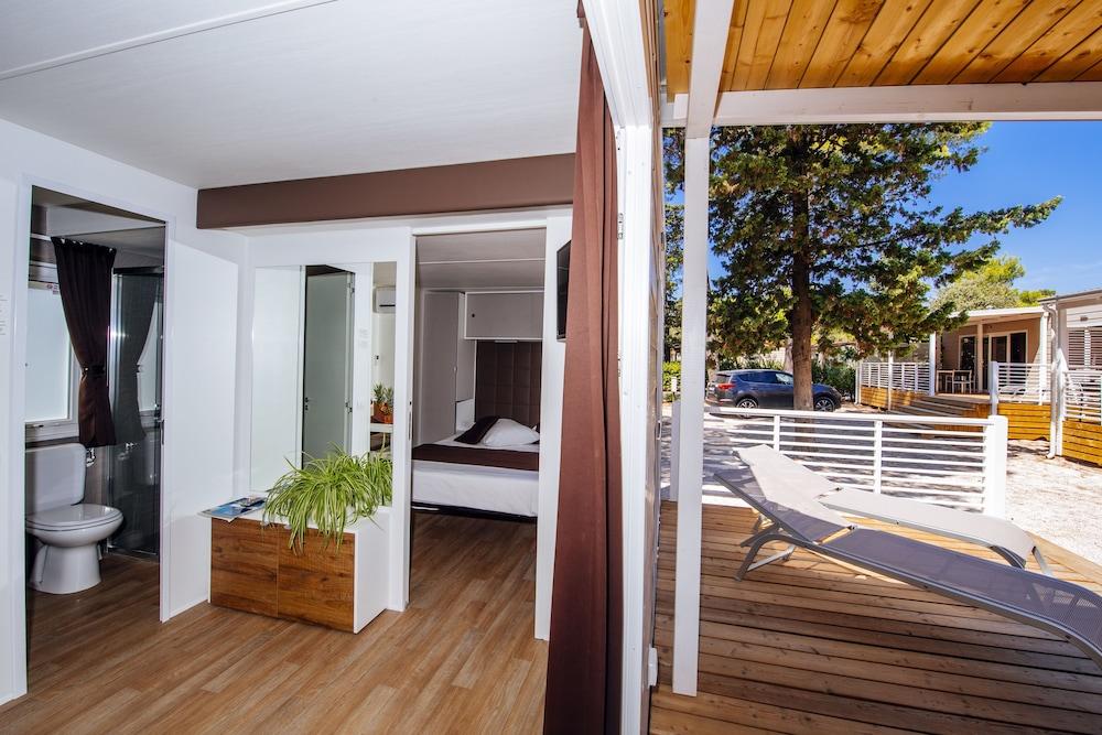 Zaton Holiday Resort Mobile Homes 닌 외부 사진