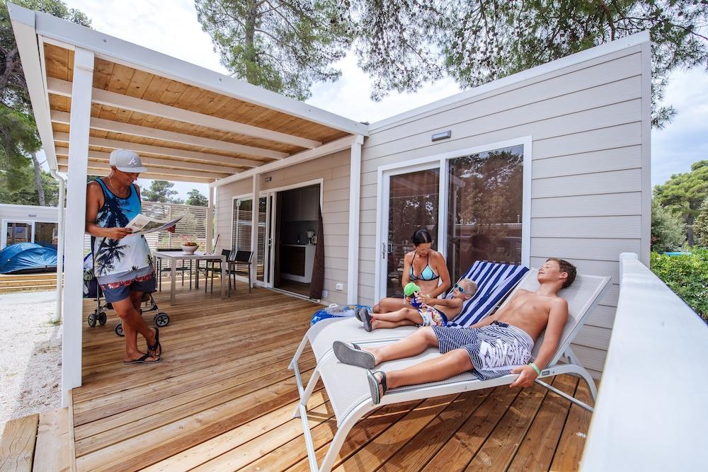 Zaton Holiday Resort Mobile Homes 닌 외부 사진